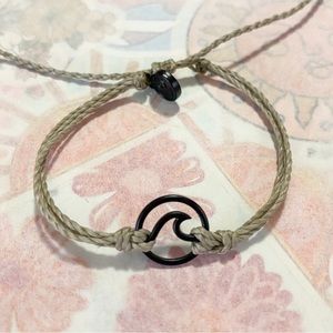 Pura Vida matte black wave charm